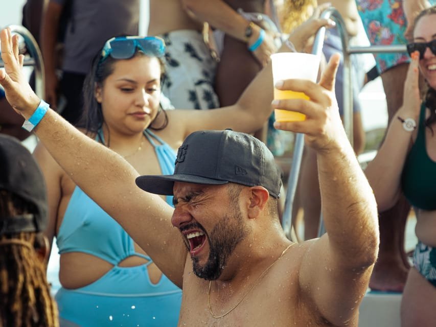 Punta Cana: Party Boat with Music & Open Bar 10 Punta Cana: Party Boat with Music & Open Bar - 이미지 10